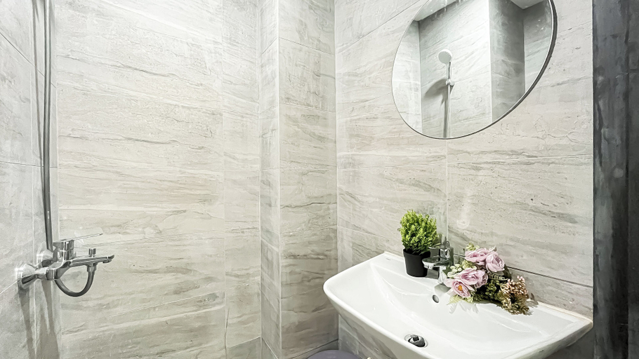 Bathroom 3, Studio Apartment Collins Boulevard Near Summarecon Mall Serpong, Tangerang