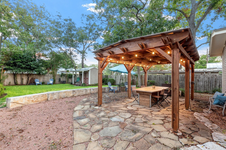 Outdoor dining 4, Lovebirds Getaway 3 Bedroom Home by RedAwning, Gillespie