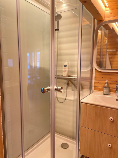 Bathroom 4, Kayakhouse B-1787 Upernavik