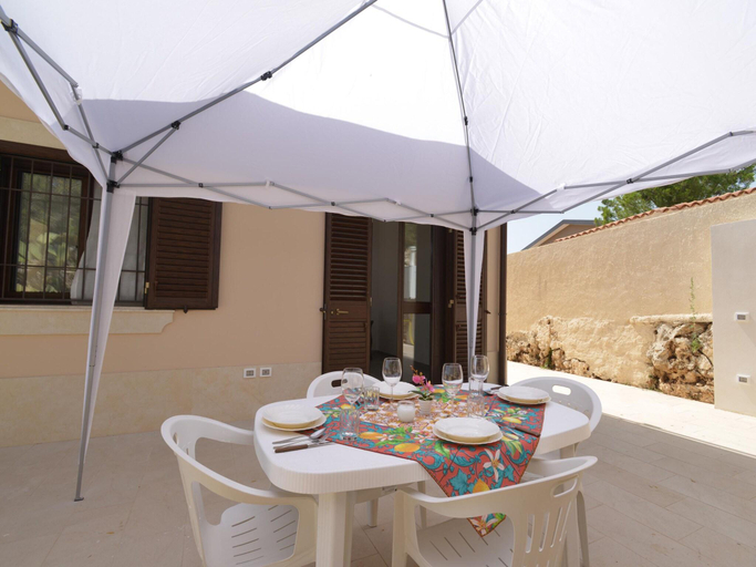 Food & Drinks, Holiday Home Floridia with Private Pool, Syracuse