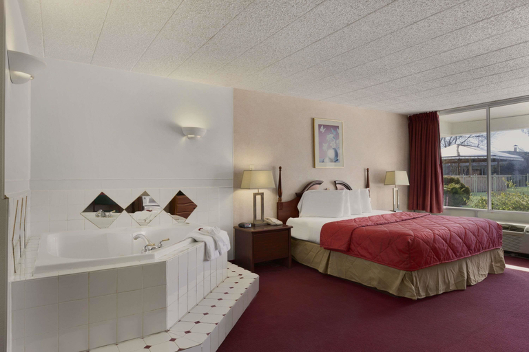 Bedroom 4, Red Carpet Inn Hazleton, Luzerne