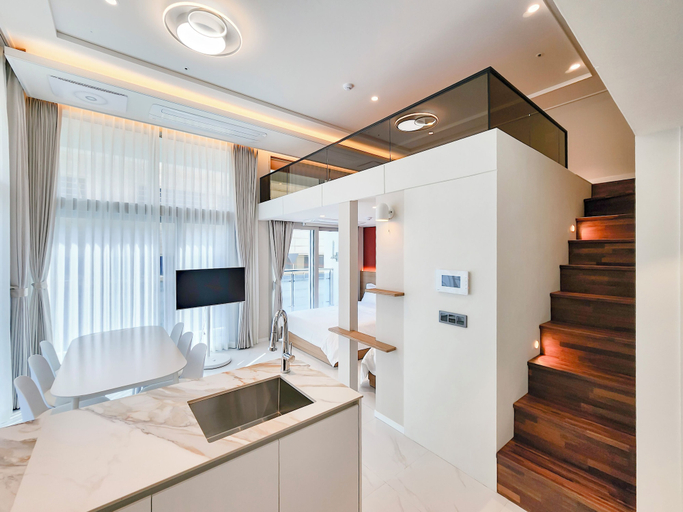 Room 4, Parami On