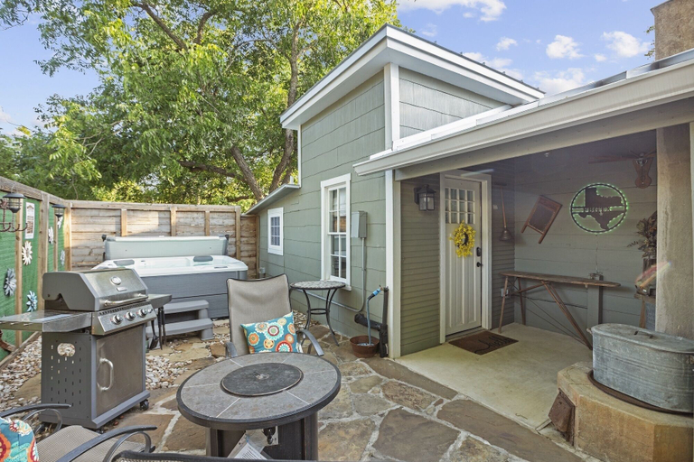 Terrace/patio 3, 1929 Wash House 1 Bedroom Cottage, Gillespie