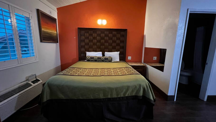 Bedroom 2, New American Inn and Suites, Orange