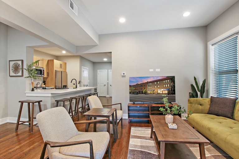 Living area 3, 3BR Well-Furnished Apt - Kedzie 3F, Cook