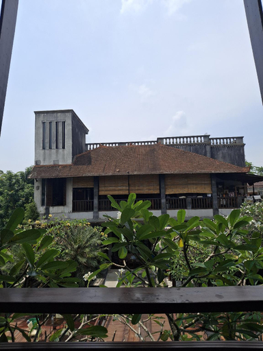 Exterior & Views