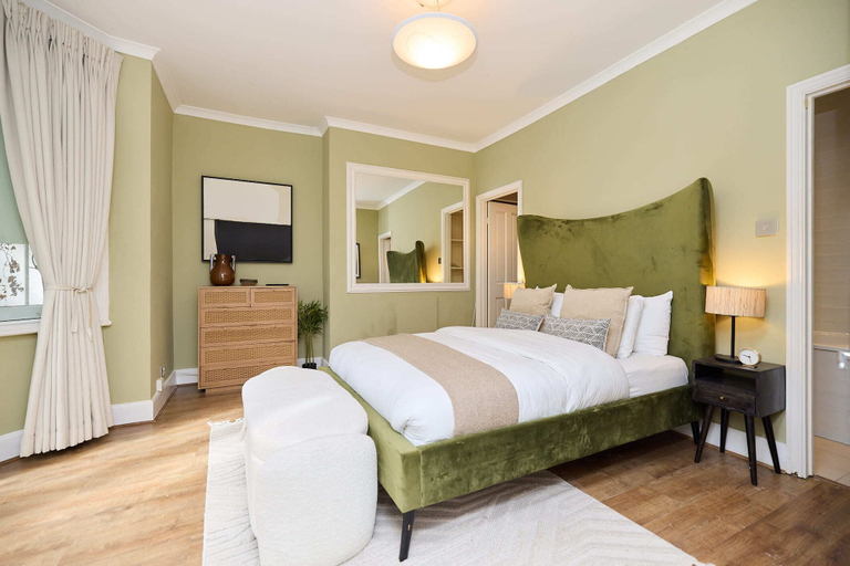 Room 3, Kensington Garden Flat with Office, London