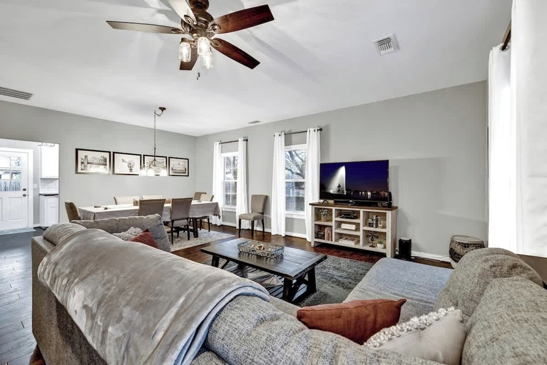 Living area 2, The Country Haus: Quaint Home 1 Mile From Downtown, Gillespie