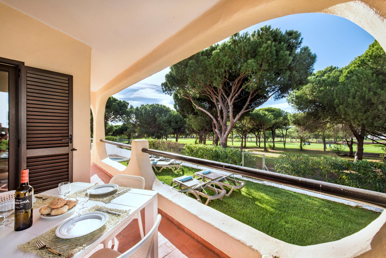 Others 5, Old Village Area and close to all amenities, Loulé