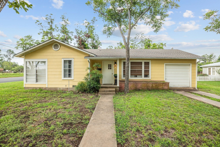 Primary image, Yellow Rose 2 Bedroom Home, Gillespie