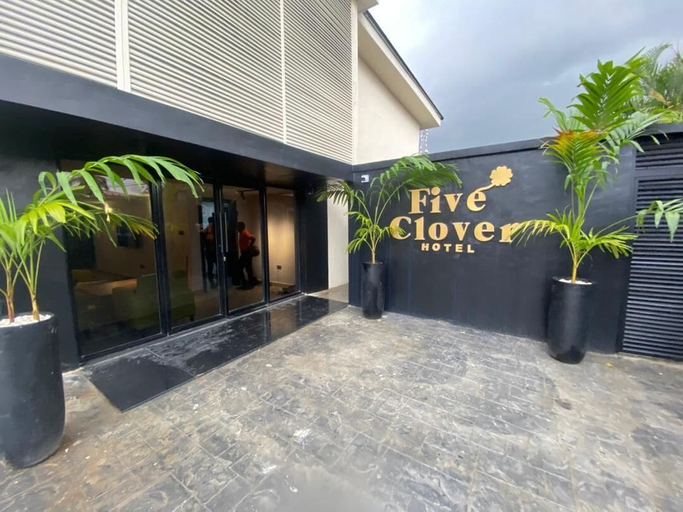 Front of property, Five Clover Hotel Ilupeju, Shomolu