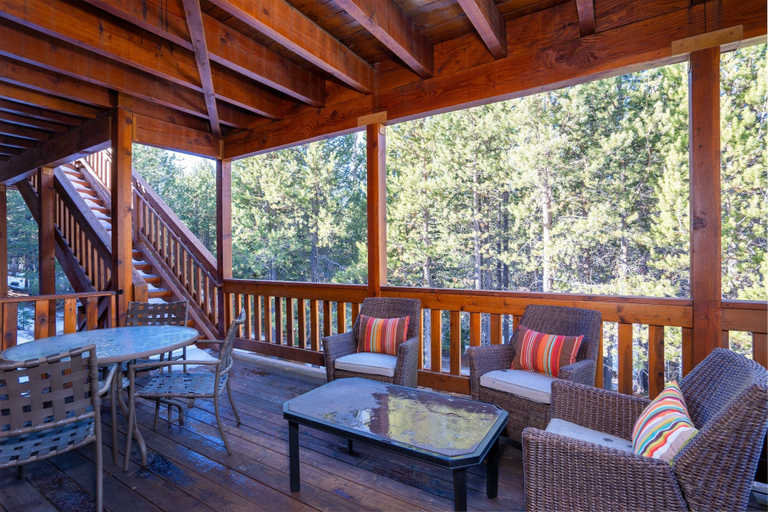 Outdoor dining 5, Hillside Mountain Creek Haven 4 Bedroom Home, Nevada