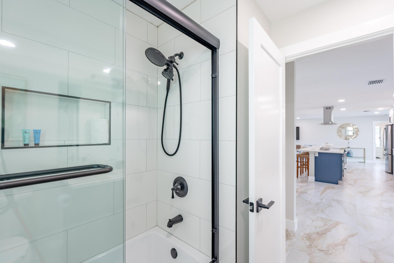 Bathroom 1, Seas The Day, Lee