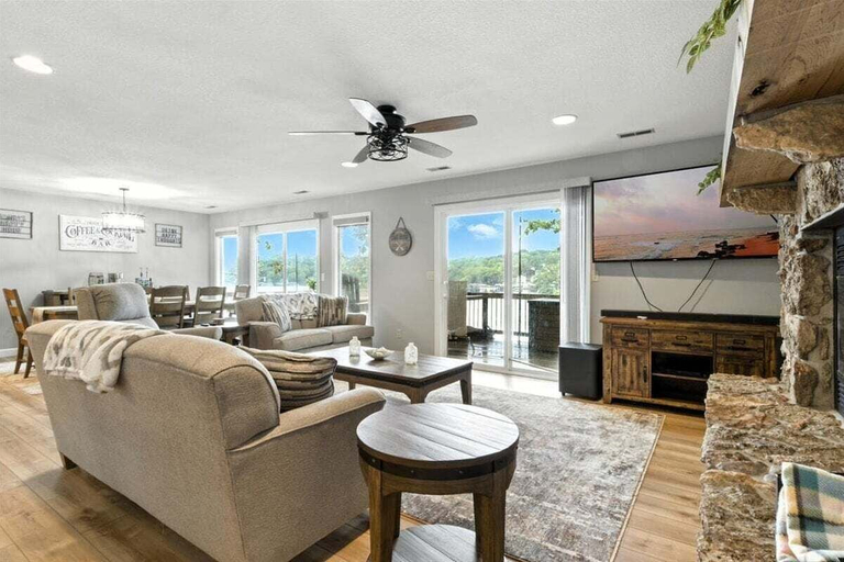 Living area 5, Garage Parking, Slide, Kayaks & Fun at 10mm, Camden