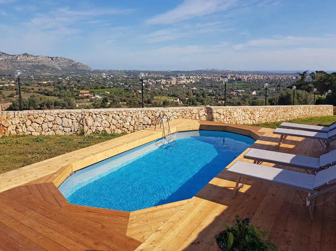 Sport & Beauty 4, Holiday Home Floridia with Private Pool, Syracuse