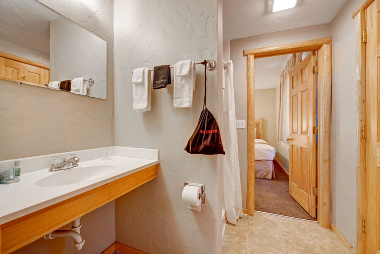 Bathroom 3, Four Seasons Lodge, Rio Grande