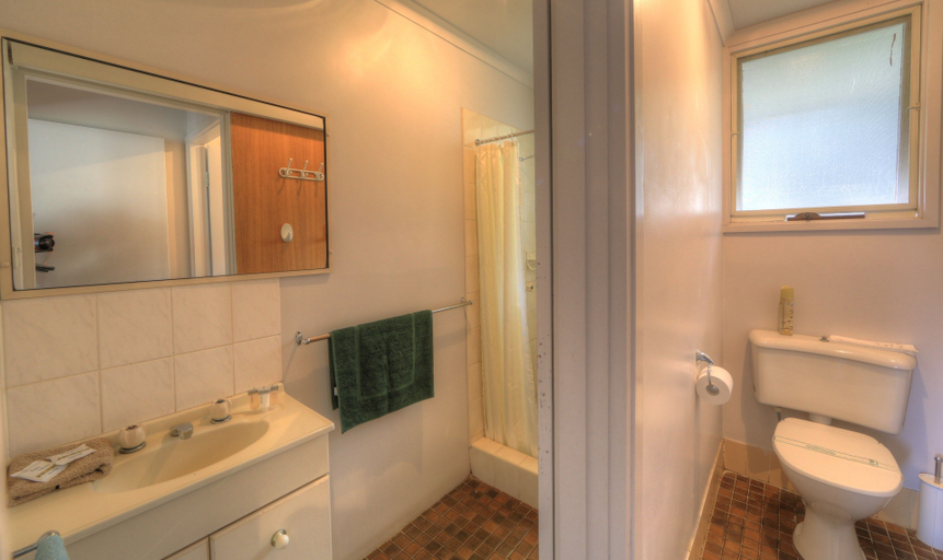 Bathroom 3, Kosciuszko Tourist Park, Snowy River