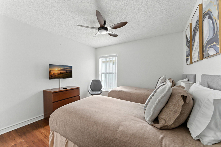 Room 2, Carpet-free 4BR w/ Pool, 2 Master Bds, Near Disney, Osceola