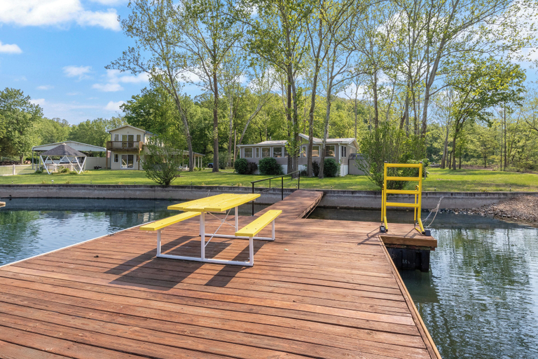 Outdoor dining, New! 2 Homes-firepit, Hot Tub, Huge Yard and Dock, Morgan