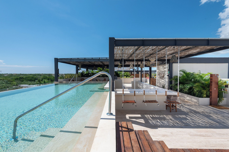 Infinity pool, Modern Retreat with Private Garden and Jacuzzi, Cozumel