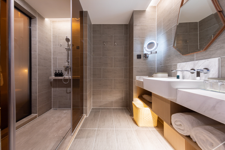 Bathroom, センターアトゥールホテル, Makau