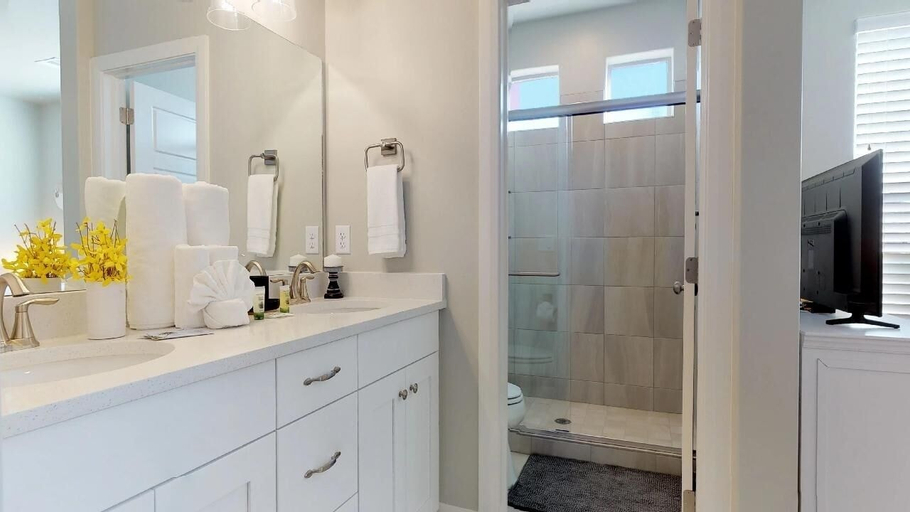 Bathroom 2, Good To Be Home 3 Bedroom Apts by RedAwning, Washington