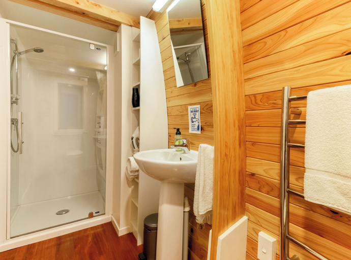 Bathroom, Onetangi Forrest Chalet, Auckland