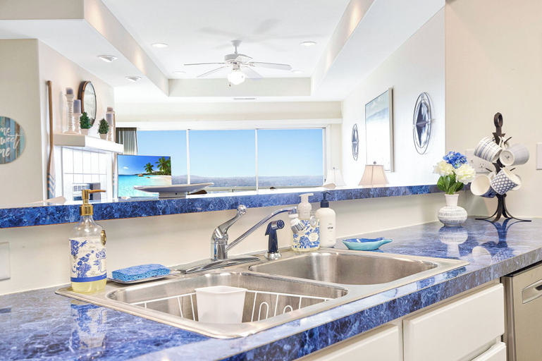 Private kitchen 4, Upscale Condo, Amazing Views, Pools and Pickleball, Camden