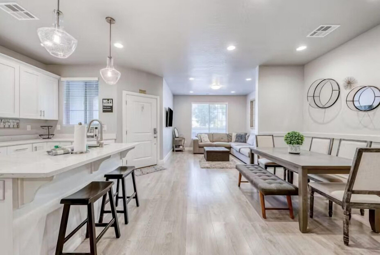 Others 5, The Modern Villa - Pet Friendly 3 Bedroom Townhouse, Washington