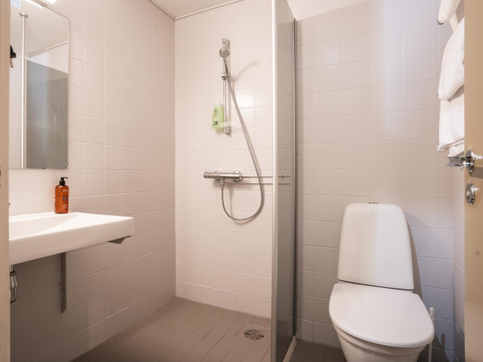 Bathroom 3, Santa's Hotel Tunturi, Lapland