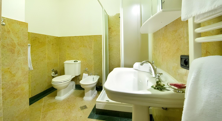Bathroom 4, Charles Bridge Palace, Praha 1