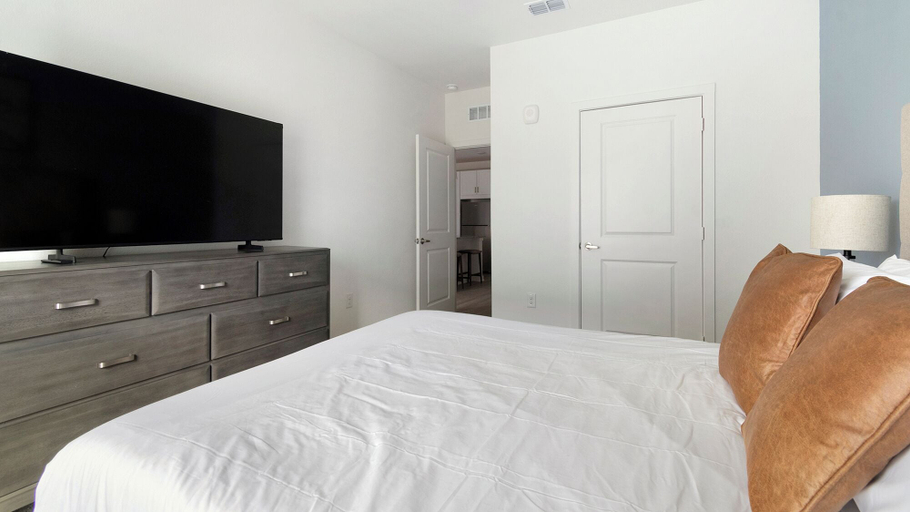 Room 2, Landing Apartments near JAX, Duval