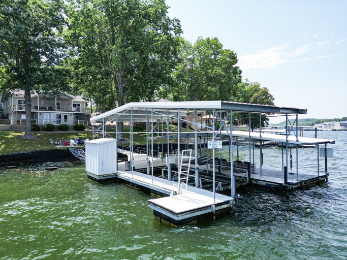 Dock 2, Unforgettable Views & Lakefront Firepit Nights, Camden