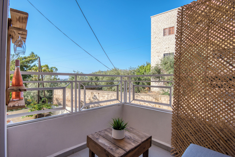Balcony 4, Agrius - Elegant Studio & Balcony in Batroun, Batroun