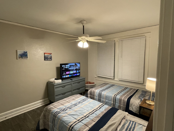 Room 3, Roomy Beachfront Apartment, Deck, Game Room! 2 Bedroom Apts by RedAwning, Norfolk