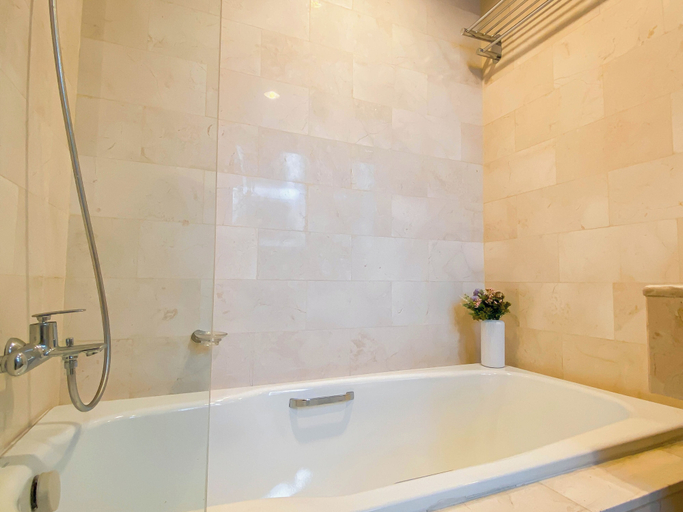 Bathroom 2, Strategic 2Br Apartment With Private Lift At Masterpiece The Epicentrum Kuningan, Jakarta Selatan