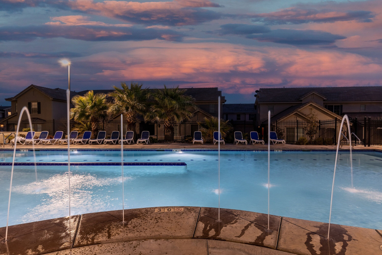 Pool 3, Poolside 3 Bedroom Apts by RedAwning, Washington