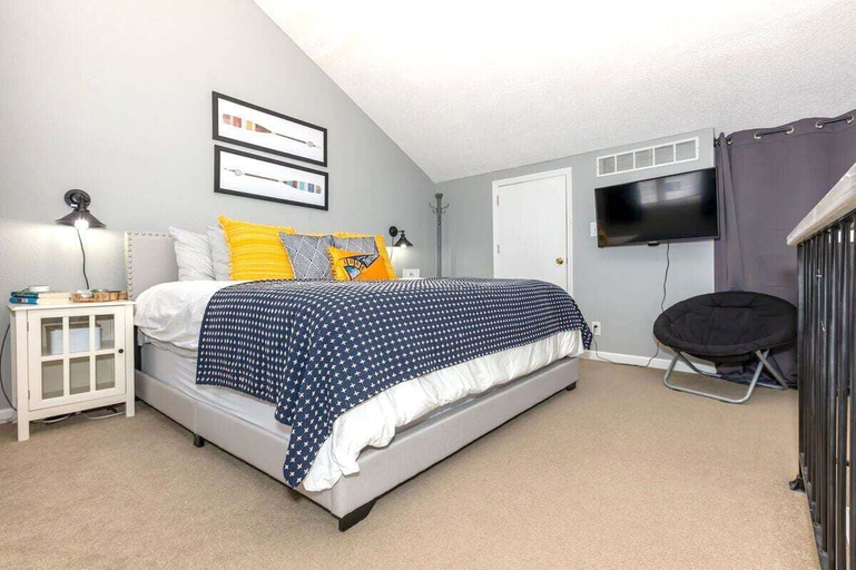 Room 2, 3 Bedroom Osage Beach Condo w/ Pool & Main Channel Views, Camden