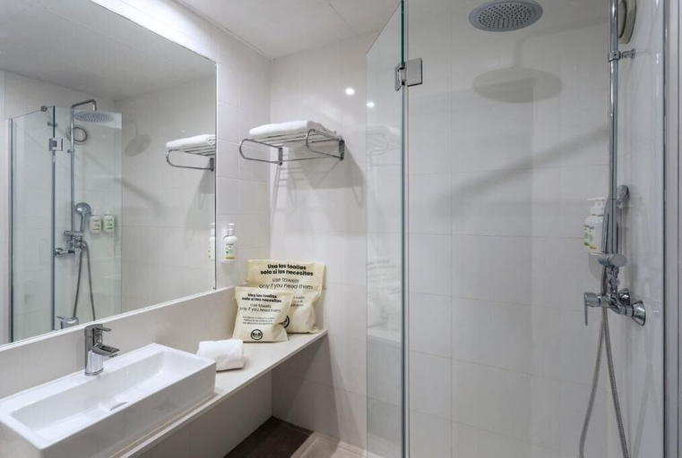 Bathroom 4, B&B HOTEL Valencia Arena, Valencia