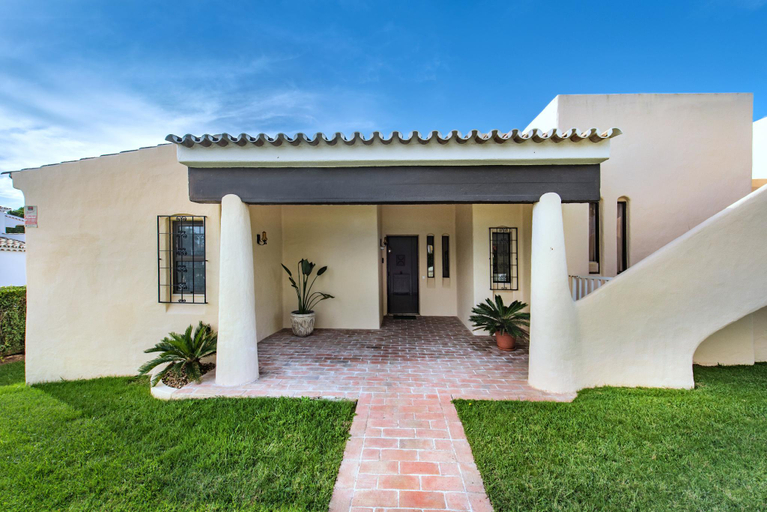 Exterior & Views