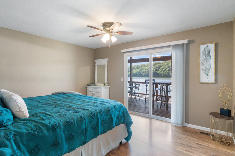 Room 2, Huge Lakefront Yard, Private Dock - Amazing Views!, Morgan