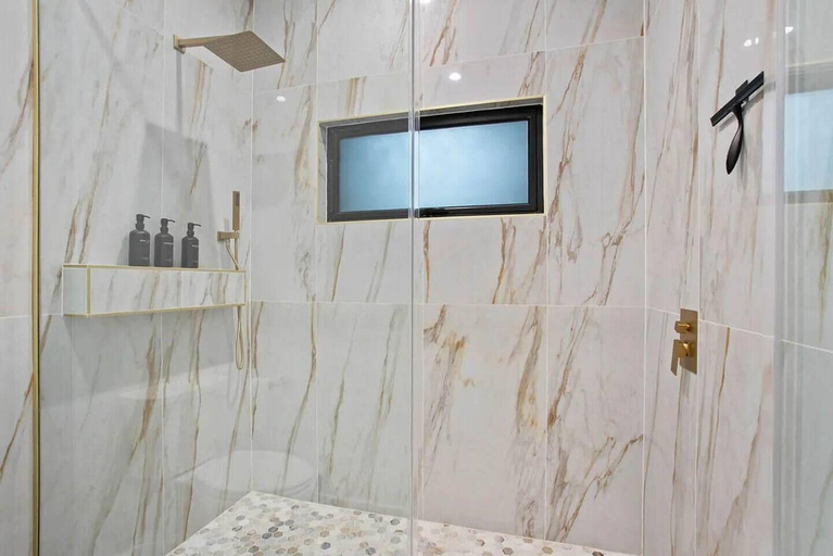 Bathroom 2, South Lamar Luxe Creekside Hot Tub, Travis