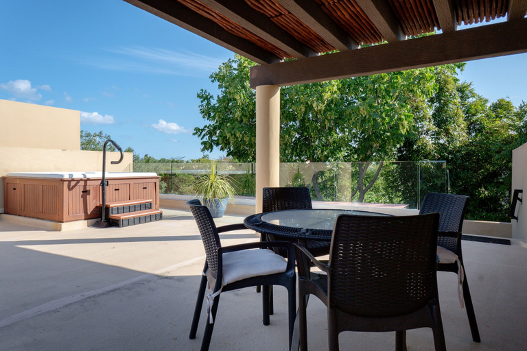 Outdoor dining 3, Del Viento Vaiven Penthouse 31 2 Bedroom Condo by RedAwning, Cozumel