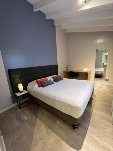 Others 3, Huli B&B, Capital