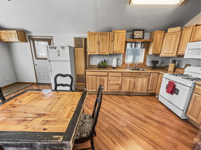 Private kitchen 4, Cedar Mountain Bunkhouse 2 Bedroom Cabin, Montrose
