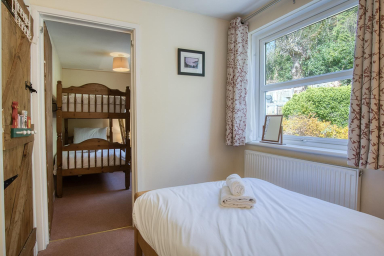 Room 2, Rose Cottage - 3 Bedroom Cottage - Parkmill, Swansea