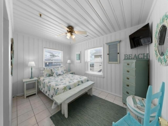 Room 2, Margaritaville 2 Bedroom Home by RedAwning, New Hanover