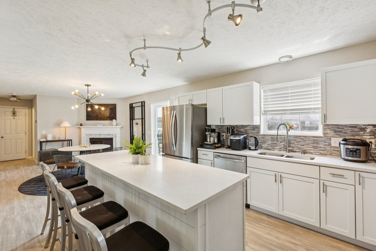 Private kitchen 4, Oglesby Vacation Home 6 Bedroom Home, La Salle