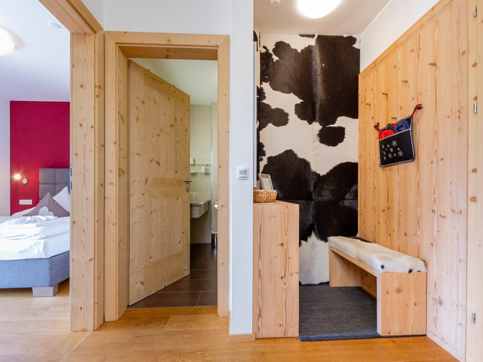Bedroom 2, Apartment with Sauna and Ski In Out, Zell am See