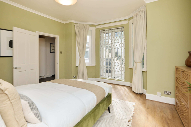Room 2, Kensington Garden Flat with Office, London